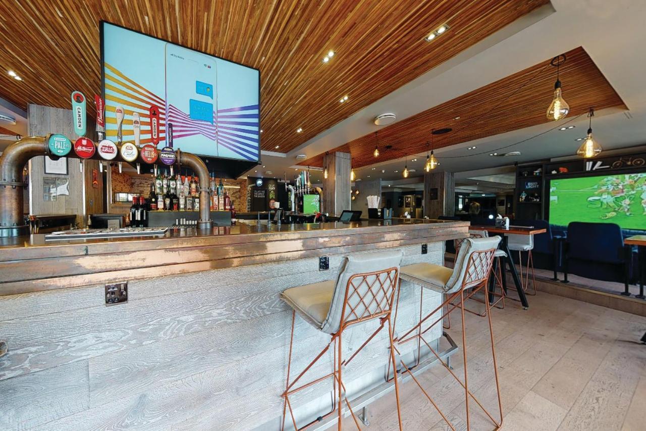 Village Hotel Leeds North מראה חיצוני תמונה