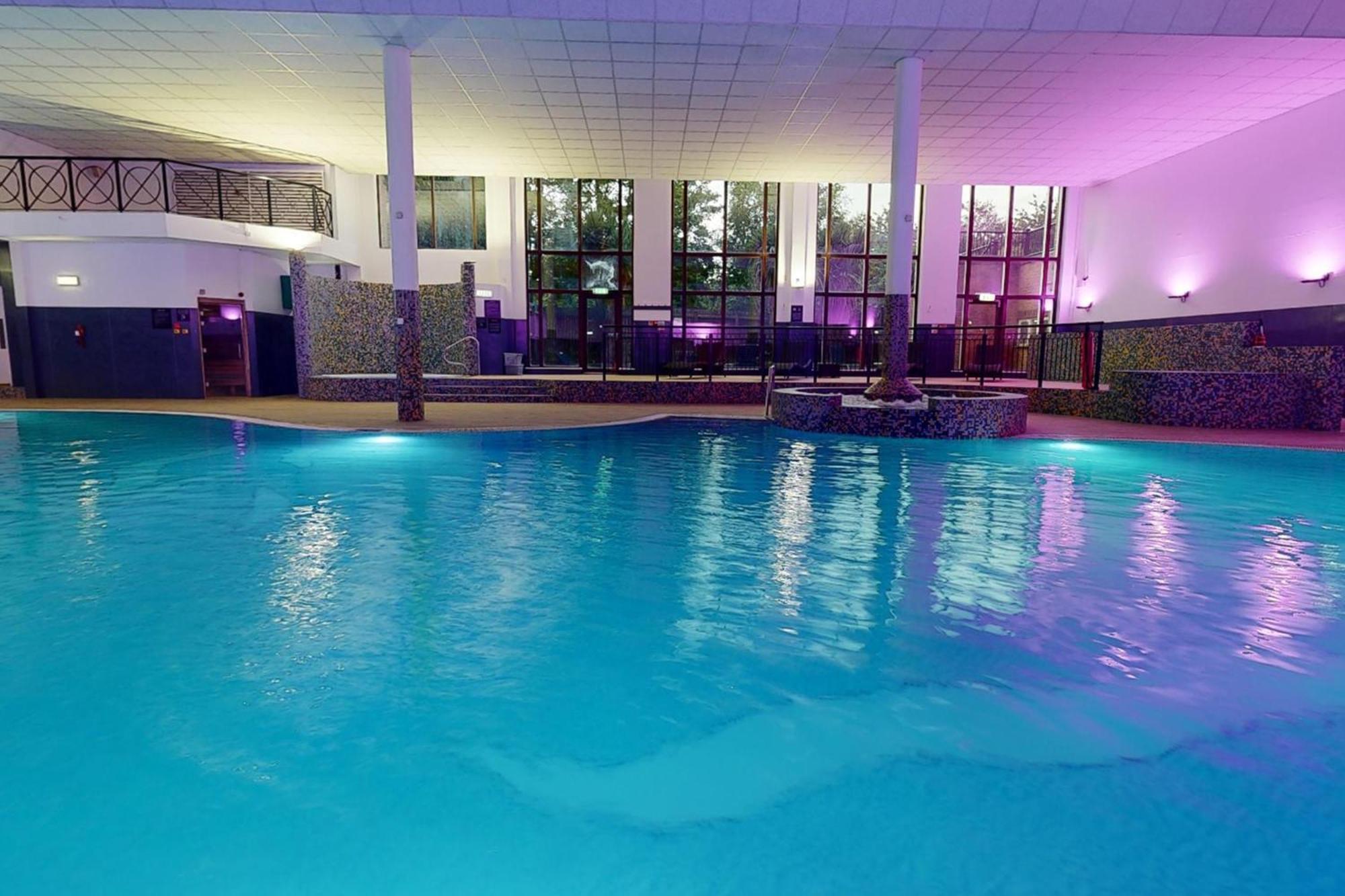 Village Hotel Leeds North מראה חיצוני תמונה
