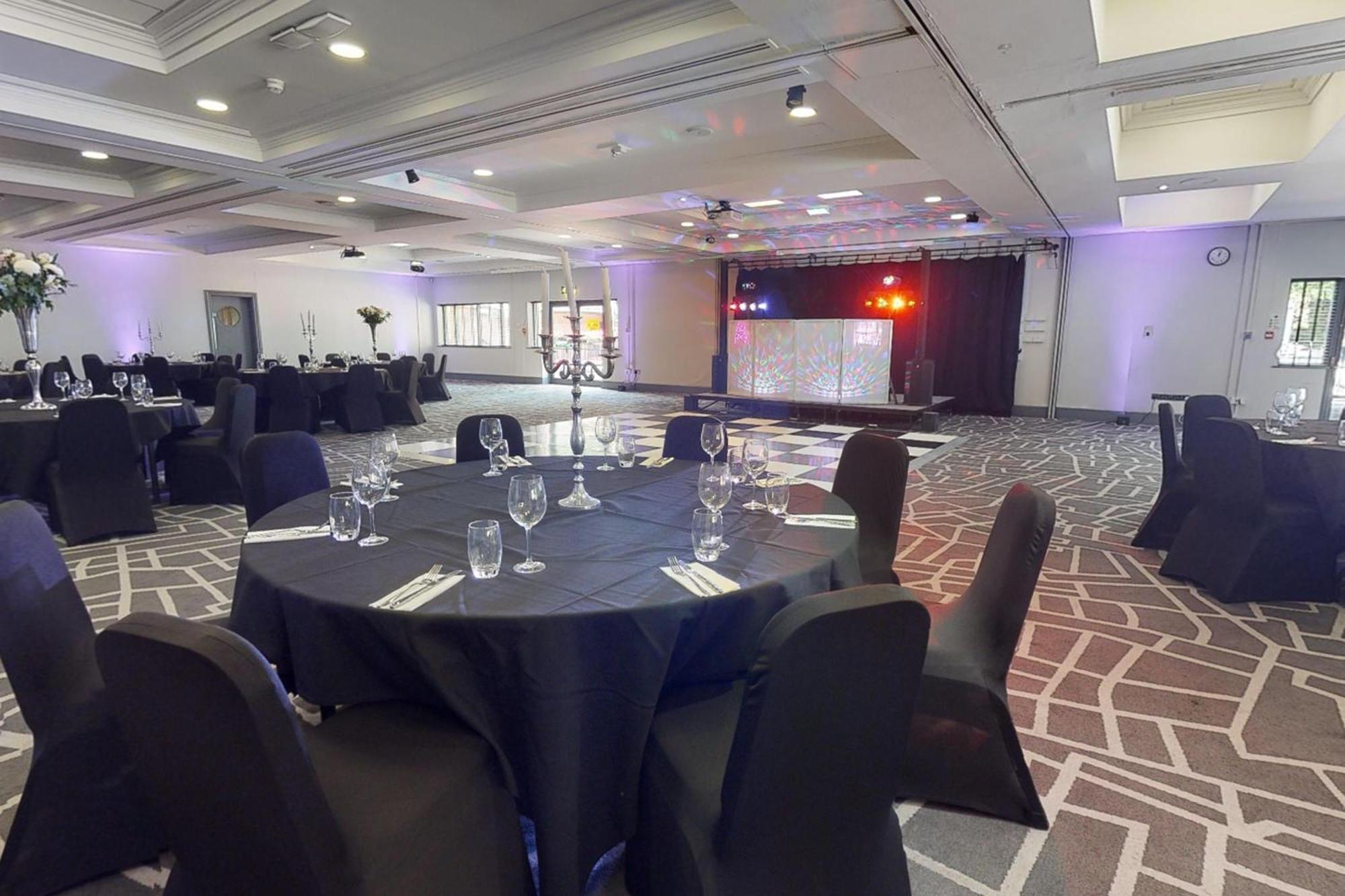 Village Hotel Leeds North מראה חיצוני תמונה